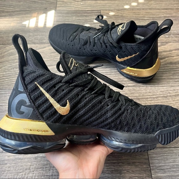 Nike LeBron 16 “I’m king” basketball shoe
